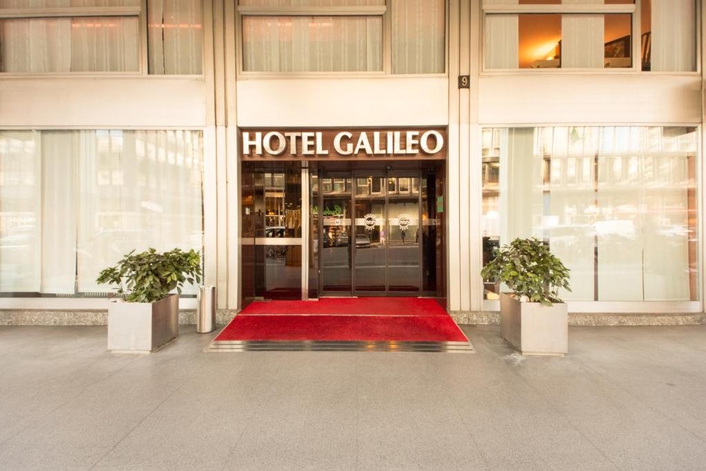 米兰伽利略酒店的酒店大堂,大楼前有红色地毯