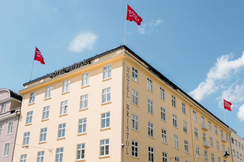 卑尔根松恩城市酒店的上面有三面旗帜的建筑