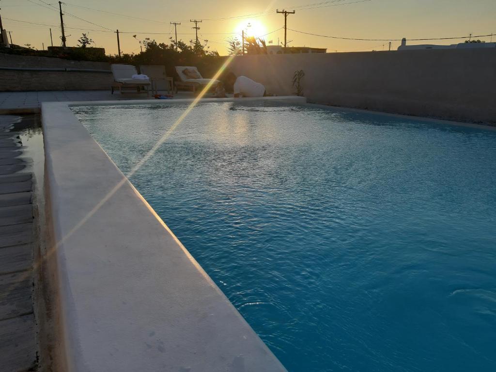 克洛瓦斯Ftelia Breeze的日落时分带喷泉的游泳池