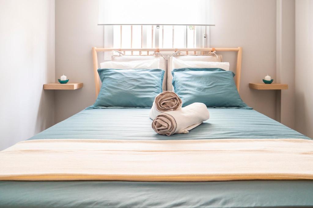 桑卢卡尔-德巴拉梅达Apartamento AGUASAL的一张带床头板的床,上面有一条毛巾