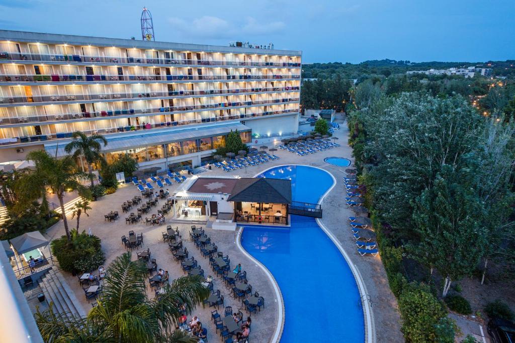 萨洛黄金海岸索尔酒店的享有酒店上方的游泳池景致