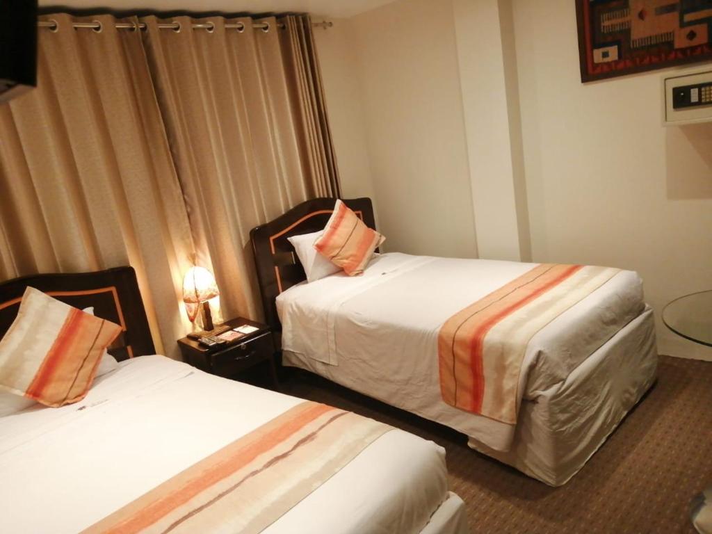 马丘比丘Andino的酒店客房设有两张床和窗户。