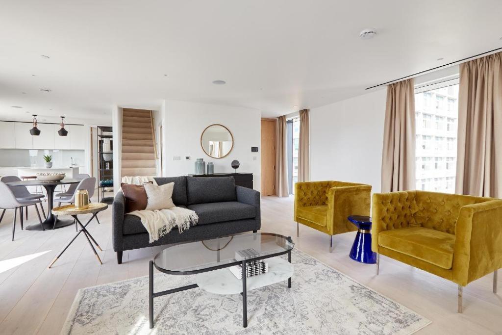 伦敦Southwark by Q Apartments的客厅配有沙发和两把椅子