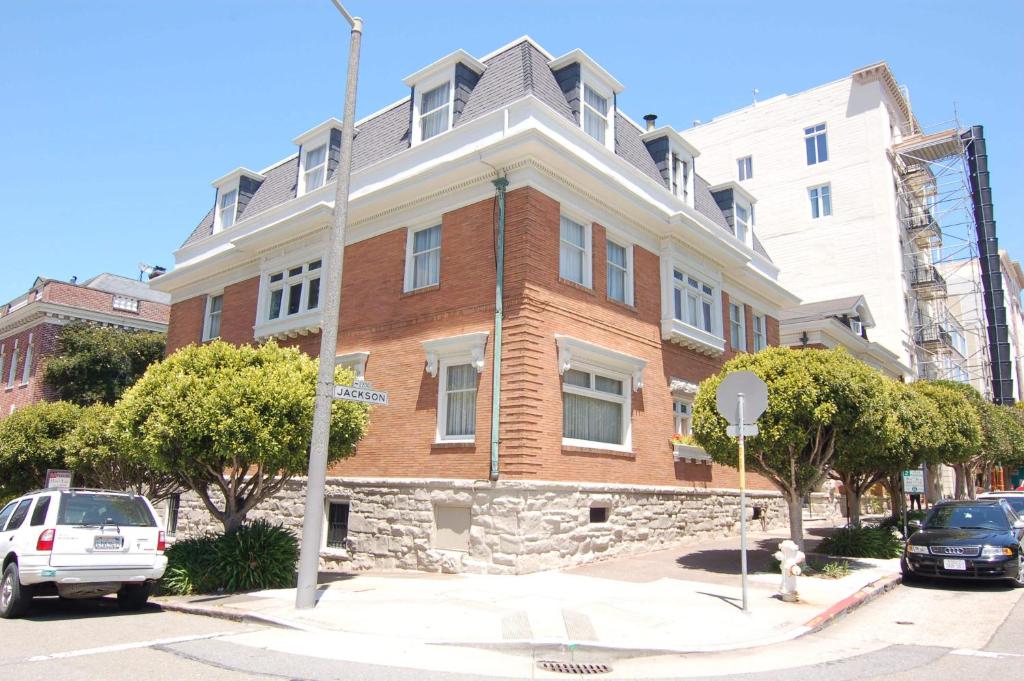 旧金山杰克逊庭院酒店的城市街道上一座大型红砖建筑