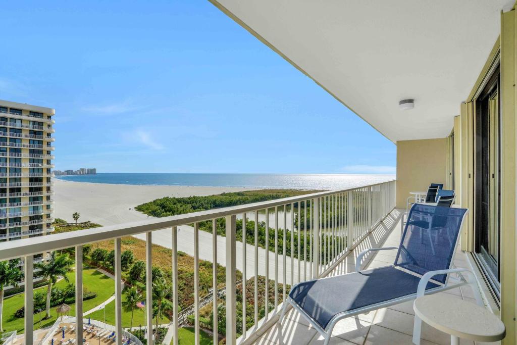 马可岛South Seas Tower 4-1209的阳台配有蓝椅,享有海滩美景