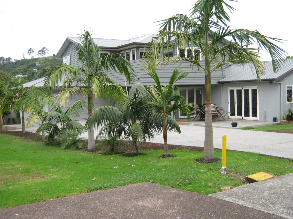 哈海教堂湾公寓的前面有棕榈树的房子