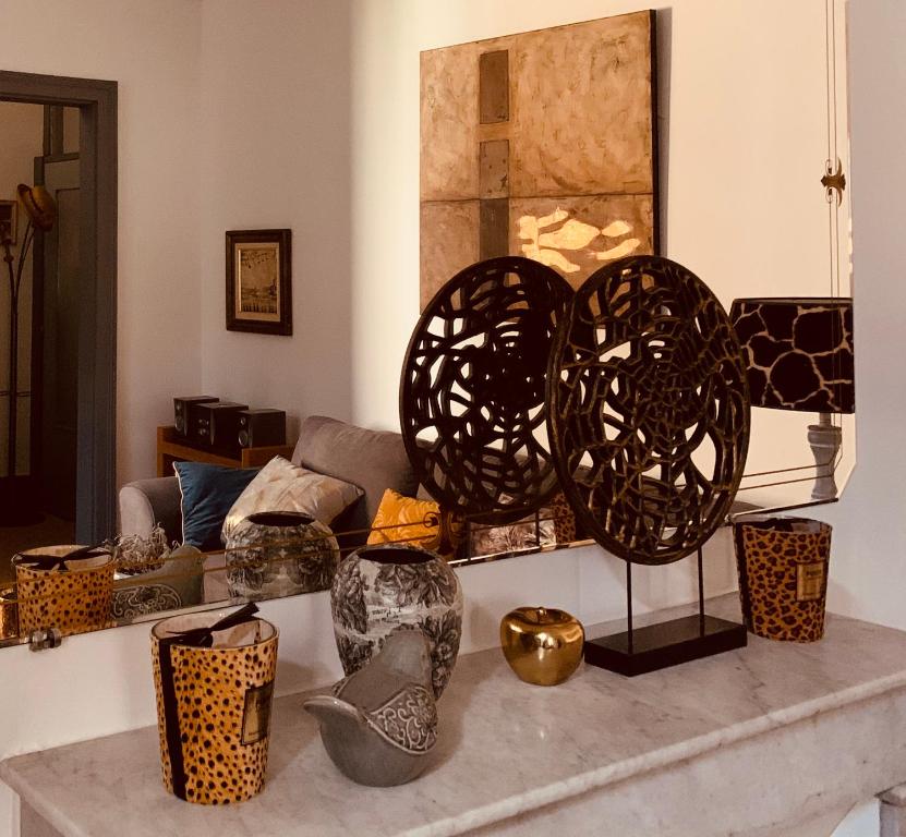 圣莱奥纳尔德诺布拉La Cour Pavée, T2 lumineux, cosy, confort 55 m2的客厅配有一张桌子和两个大金属雕塑