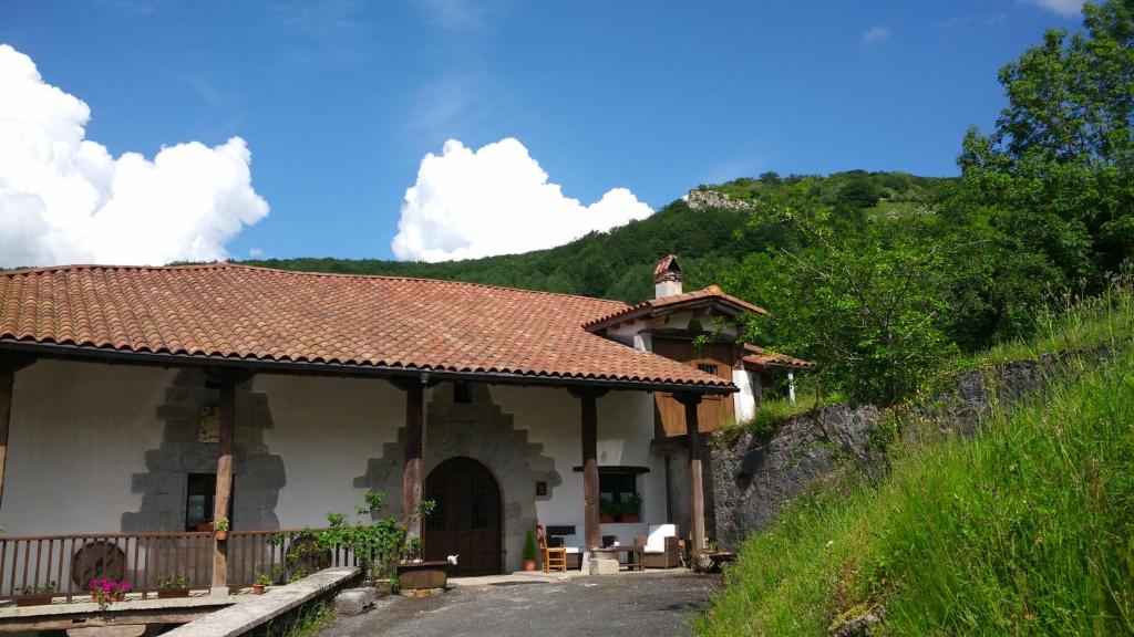 Odériz艾特萨托乡村民宿的山丘上带屋顶的小房子