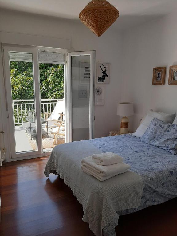 庞特维德拉Villa Pepe, casa compartida的一间卧室配有一张床,上面有两条毛巾