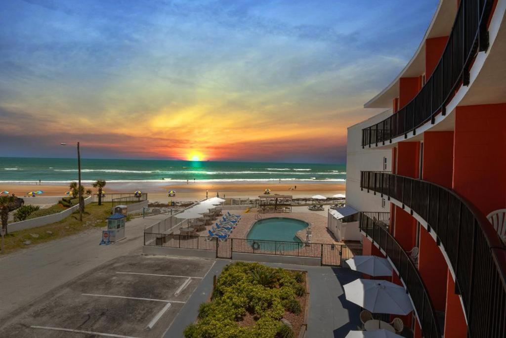 代托纳海滩湾海滨汽车旅馆的享有海滩和日落酒店的景色