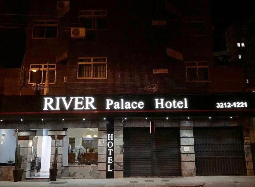 迪维诺波利斯River Palace Hotel的夜间点燃河宫酒店