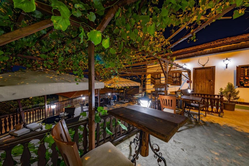 番红花城萨夫兰博卢赛伊康纳克酒店 的一间设有桌椅和树的餐厅