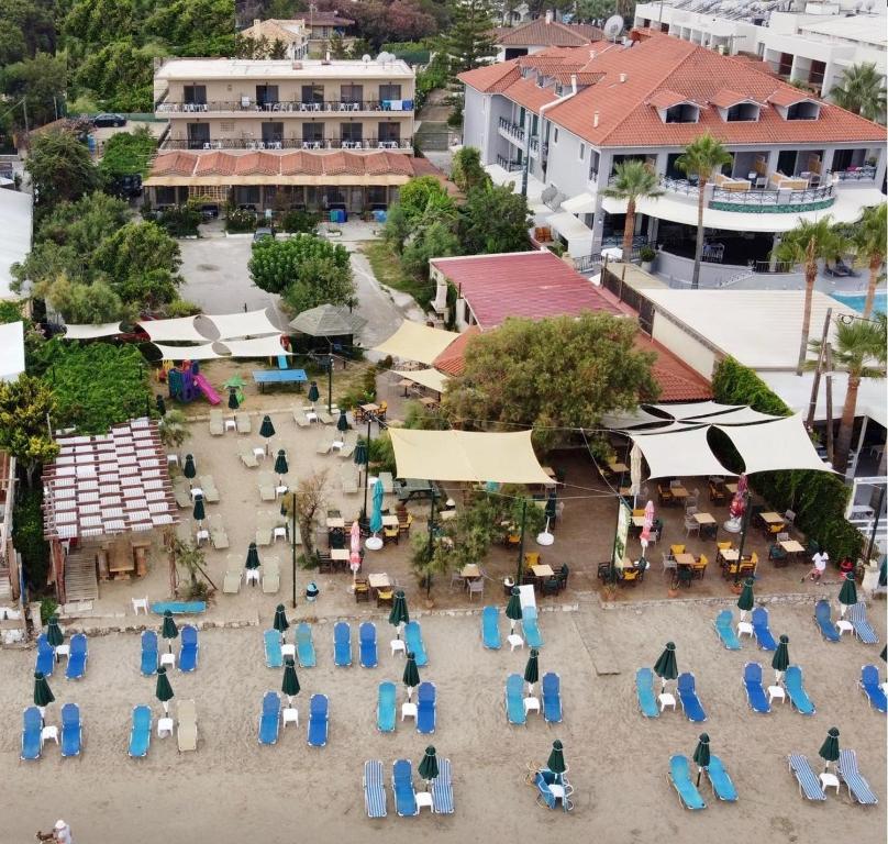 蒂锡利维安妮提斯酒店的享有带桌椅的庭院的空中景致。