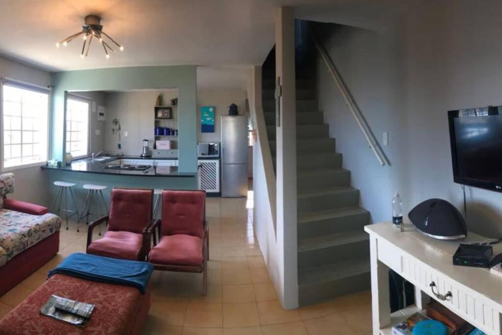 Duffʼs RoadNewlands East, Durban Home, Panoramic•Peaceful•的一间带楼梯的客厅和一间厨房