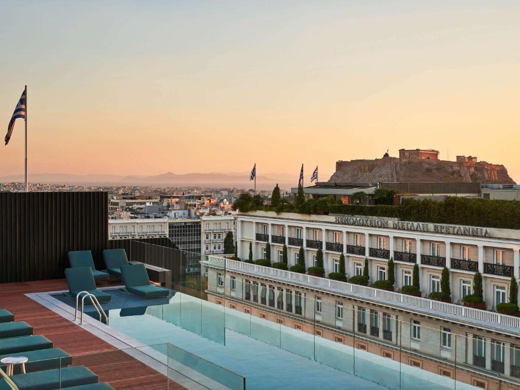 雅典Athens Capital Center Hotel - MGallery Collection的享有城市美景的酒店屋顶