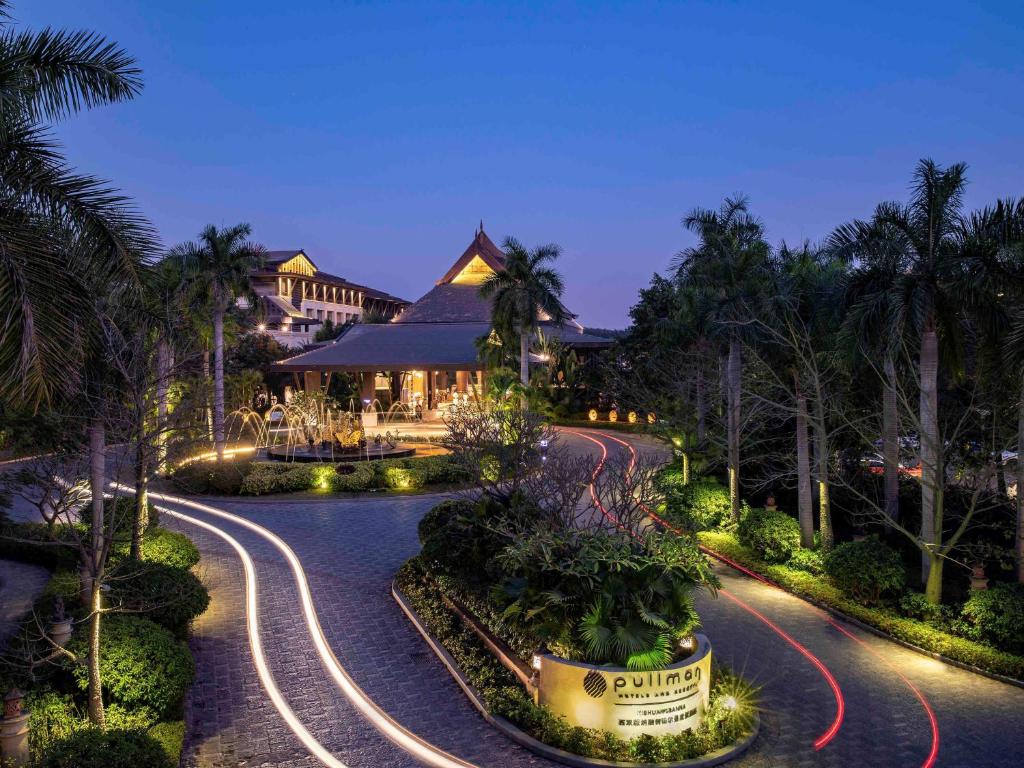 景洪市西双版纳融创铂尔曼度假酒店的享有度假村的夜间景致