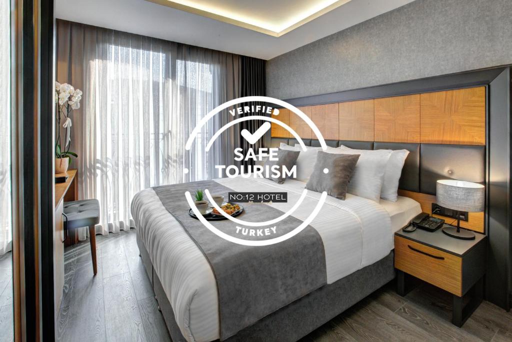 伊斯坦布尔No12 Hotel Sultanahmet的酒店客房,配有一张带旅游标志的床