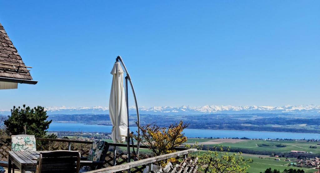 GrandeventMont Blanc Chalet的湖景阳台的遮阳伞