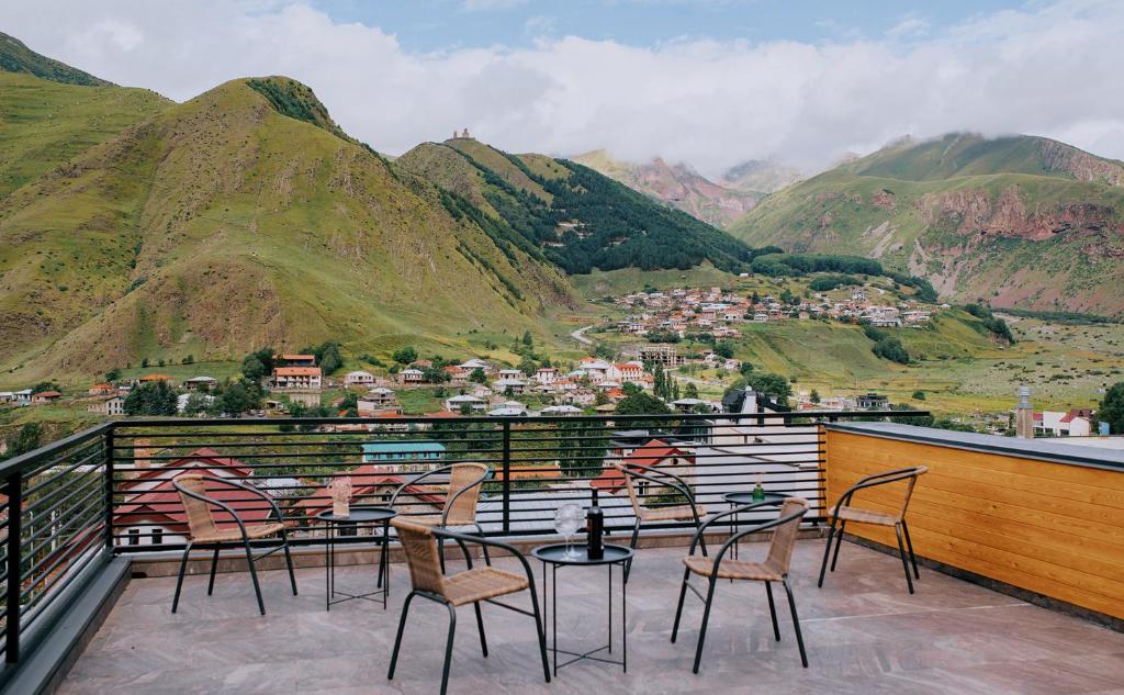 卡兹贝吉Northgate Hotel Kazbegi的山景阳台,配有椅子。