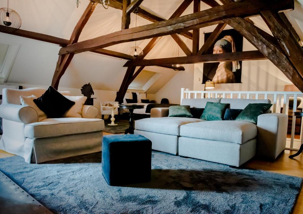 BertemHuis Bertem的客厅配有两张沙发和蓝色地毯。