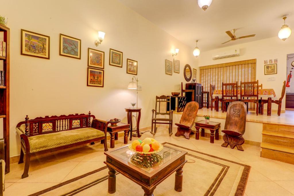卡兰古特Heritage Nirvana Villa - 4BHK, Goa的客厅配有家具和桌子。