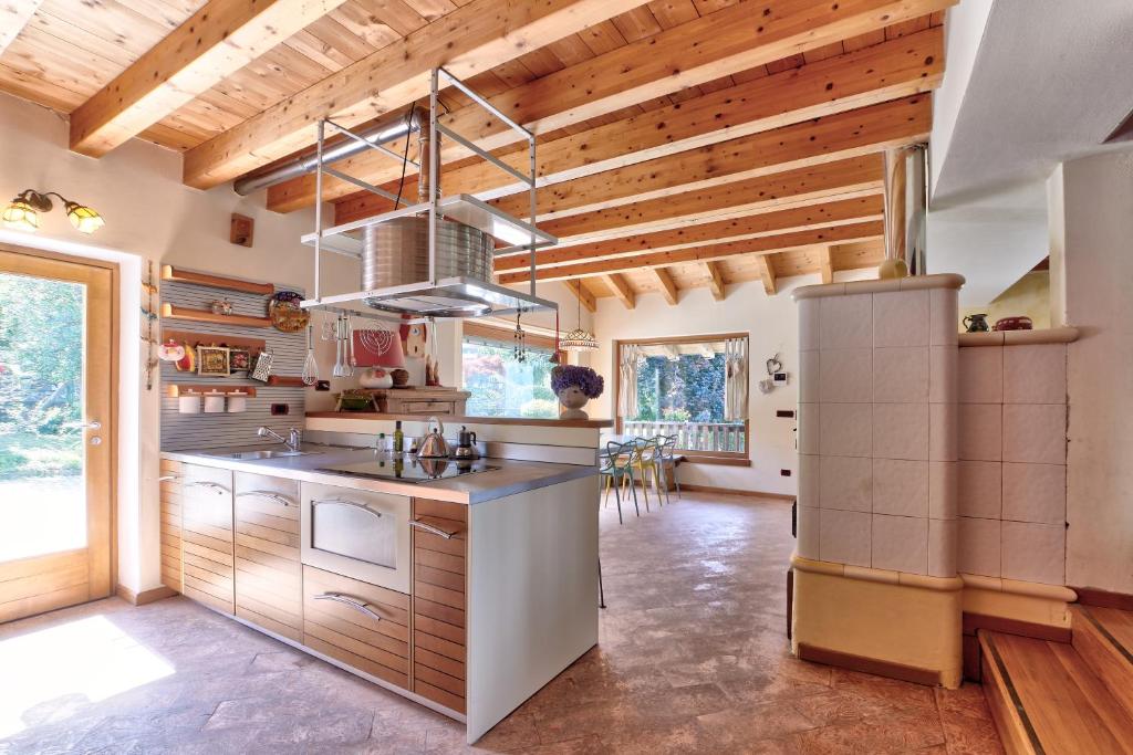 科利科chalet con piscina e vista panoramica的大型厨房设有木制天花板和木制柜台。