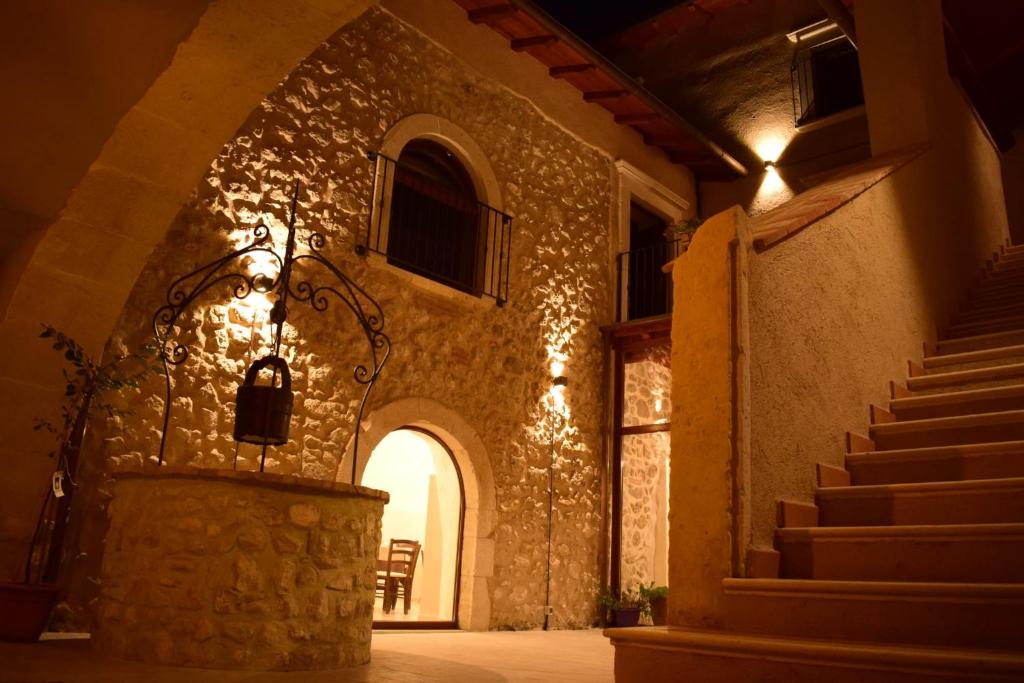 CastelnuovoIl pozzo dei desideri的通往带楼梯和灯的建筑的入口