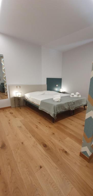 PaesanaHOTEL - BAR DA NATALE的一间卧室配有一张床,铺有木地板