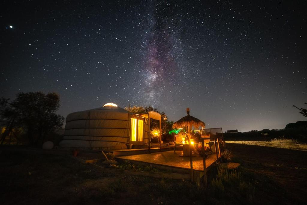阿夏诺2 CUORI E 1 YURTA Glamping in Tuscany - Adults Only的夜间的圆顶天文台,用乳白色的路