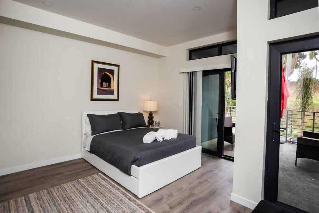 圣地亚哥Studio with Large Balcony- San Diego Gateway的一间卧室配有一张带两个枕头的床