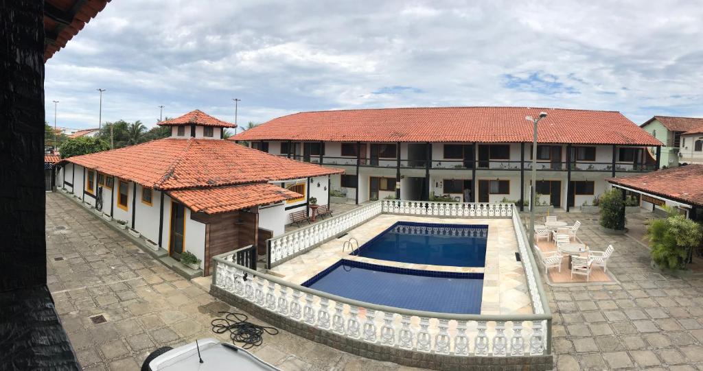 卡波布里奥Apartamento Pero Cabo Frio RJ的享有带游泳池的别墅的顶部景致