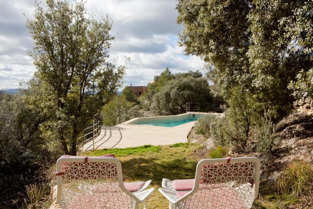 蒙罗约肯索拉松酒店的游泳池旁的两把椅子