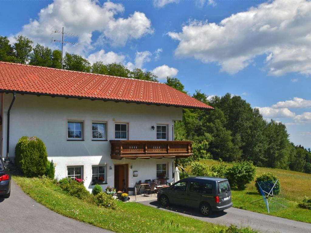 ZentingApartment in the Bavarian Forest的停在房子前面的汽车