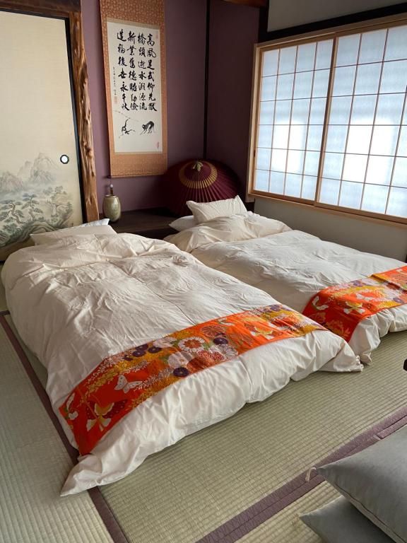 Okiya Guest House & Tapas Bar客房内的一张或多张床位