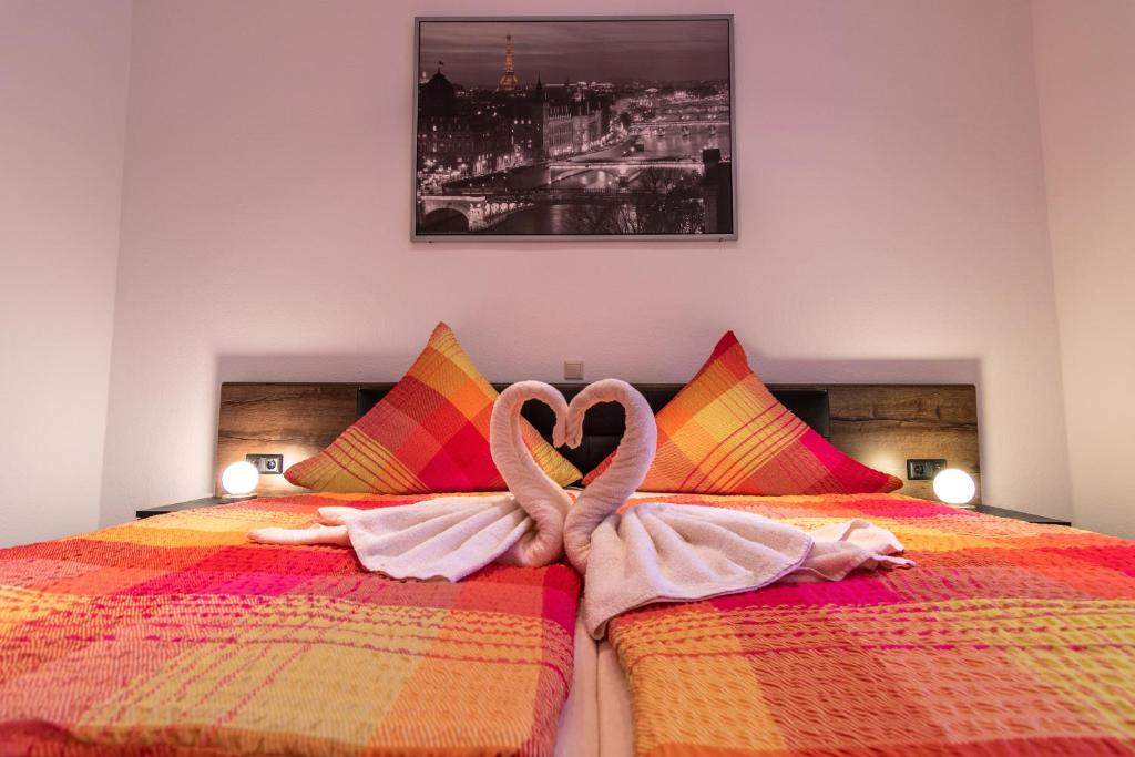 皮尔马森斯马特兹酒店的两张心形床和毛巾