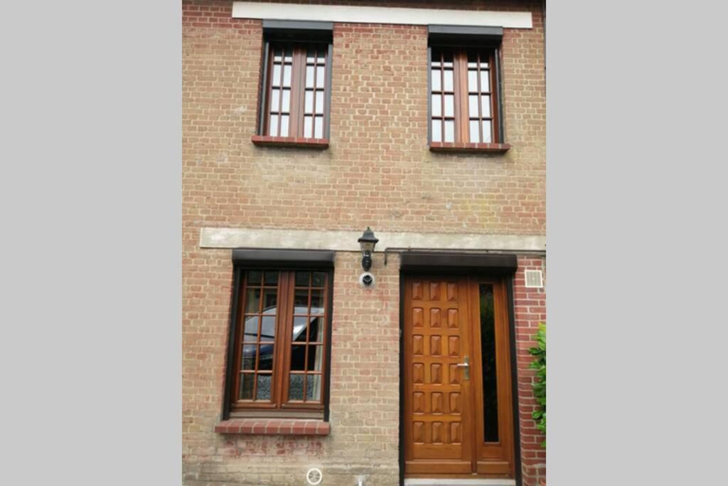 YervilleEscapade Normande的砖屋,设有棕色的门窗