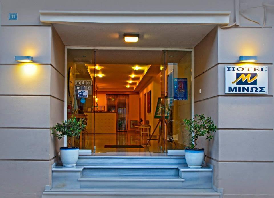 普雷韦扎Hotel MINOS的两株盆栽植物在台阶上的建筑