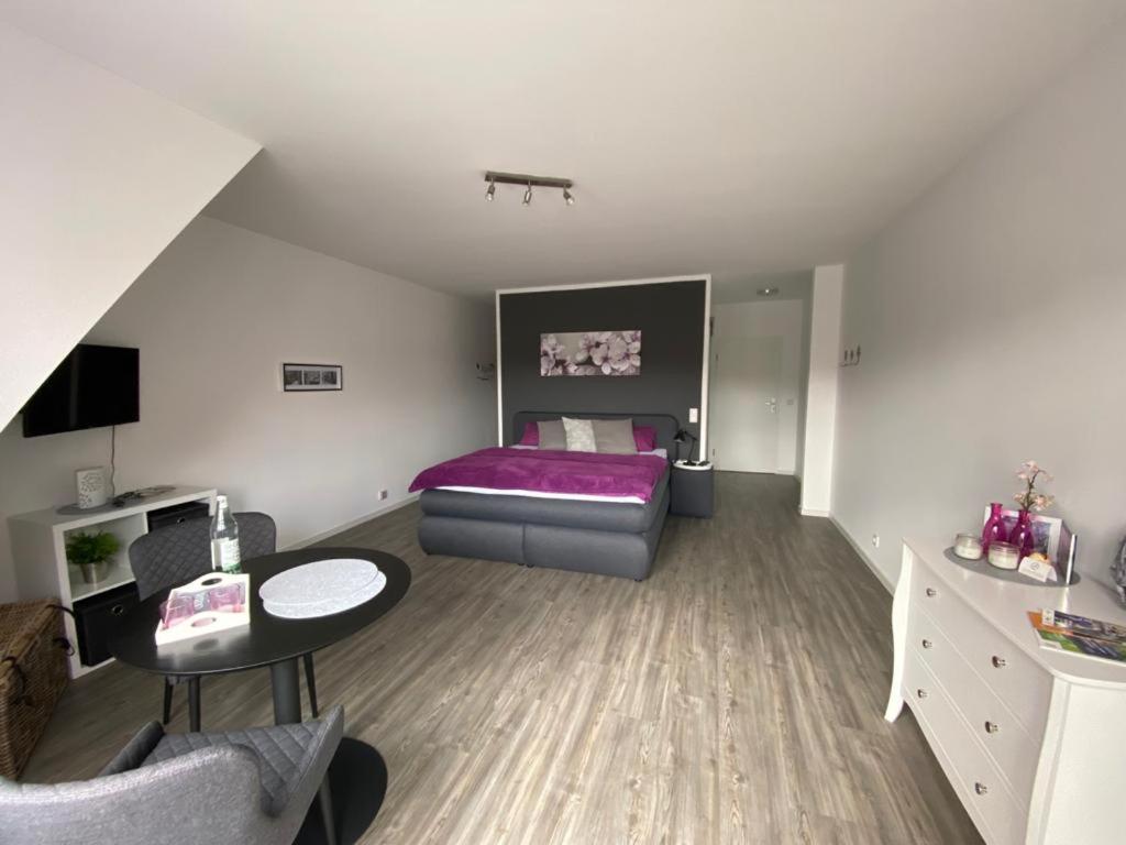 迪尔门City-Apartment Dülmen的小房间设有一张床和一张桌子
