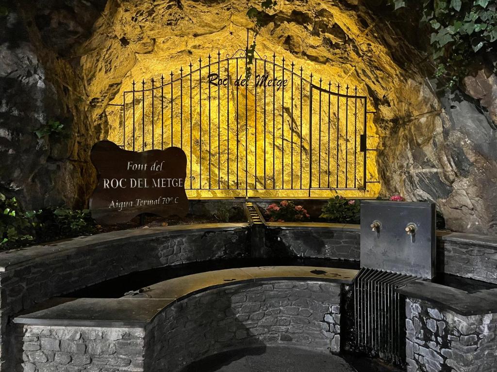 安道尔城Alberg Els Andes的石凳在洞穴里,有标志