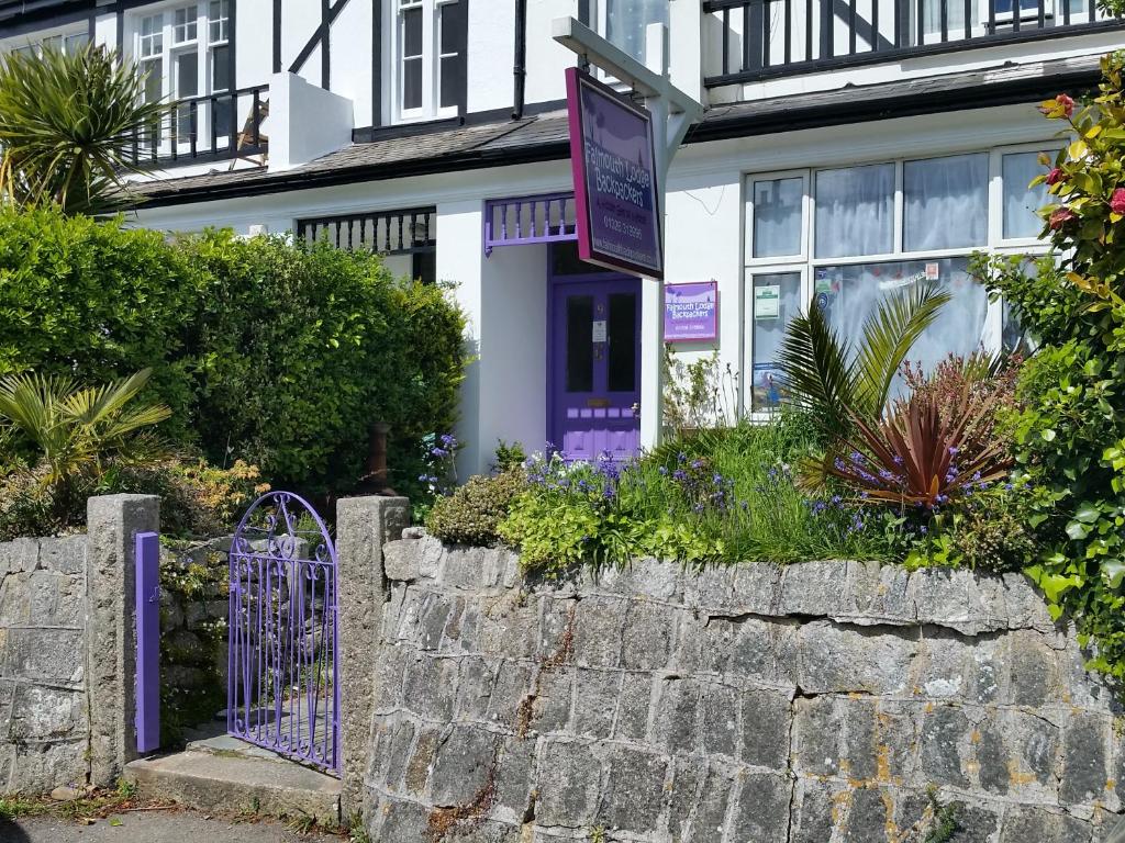 法尔茅斯Falmouth Lodge的前面有紫色门的房子