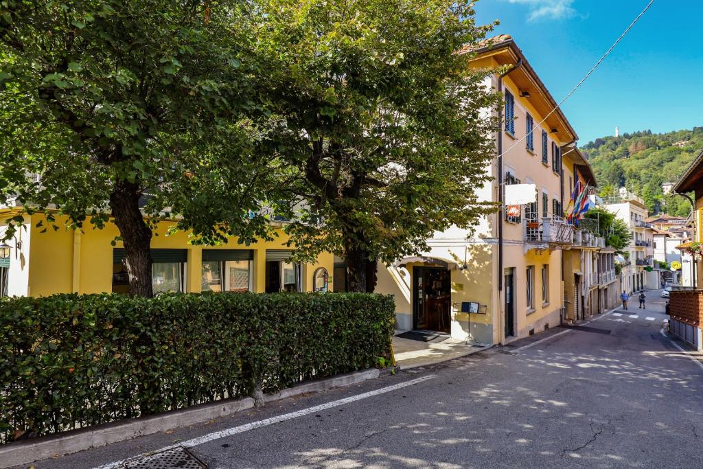 布鲁纳特Locanda Milano 1873的黄色建筑中的街道