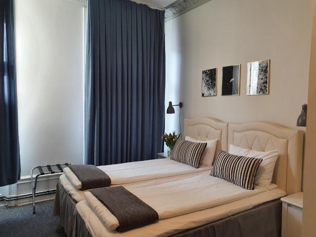 斯德哥尔摩霍特哥特酒店的一间卧室配有一张大床和两个枕头