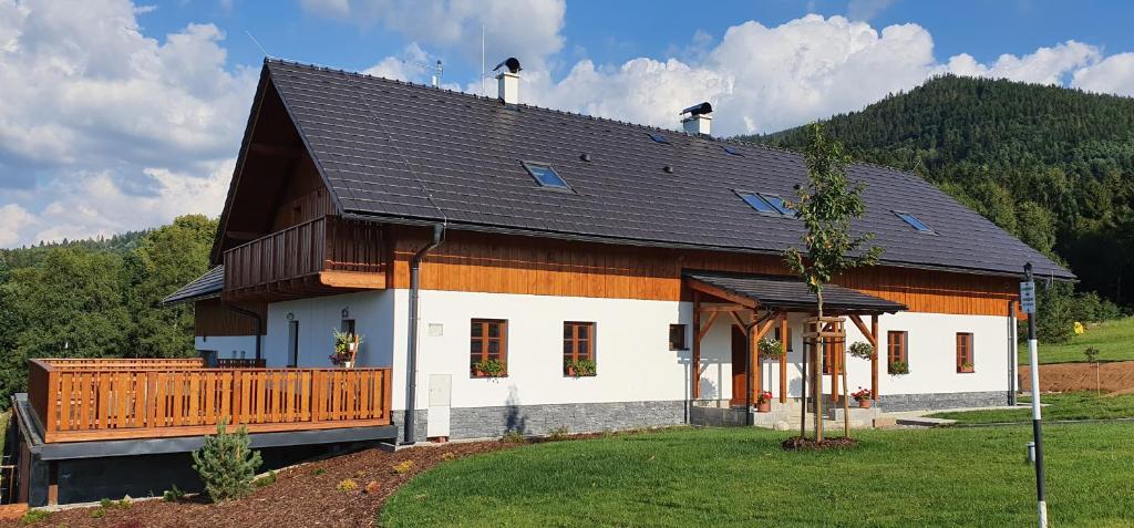 KrásnáPenzion Stříbrník的黑色屋顶的大型白色房屋