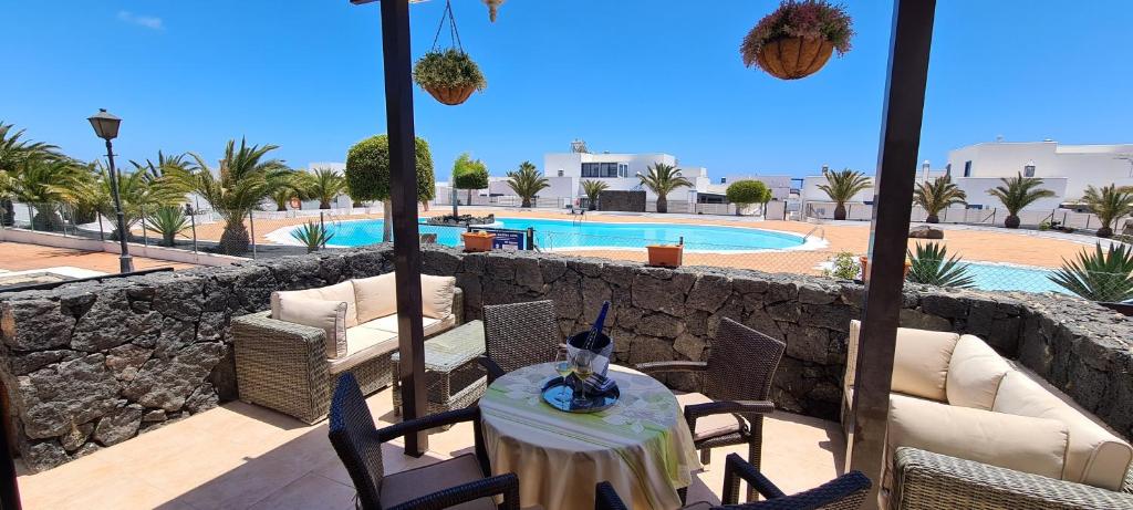 卡列罗港Casa Aitana的一个带桌椅的庭院和一个游泳池