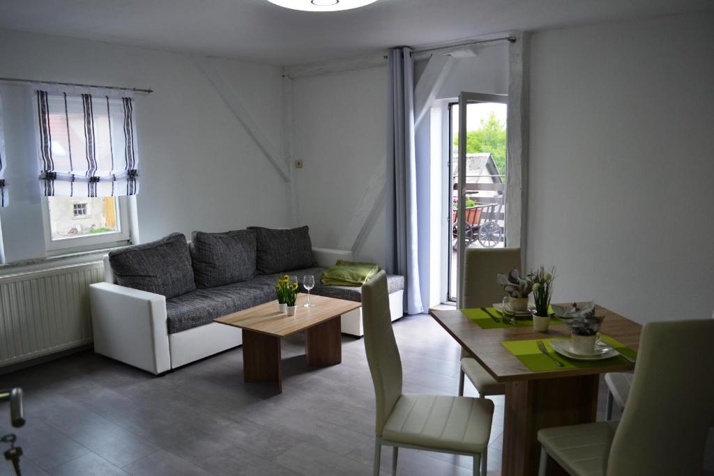 LiebstadtFerienwohnung Klüger的客厅配有沙发和桌子
