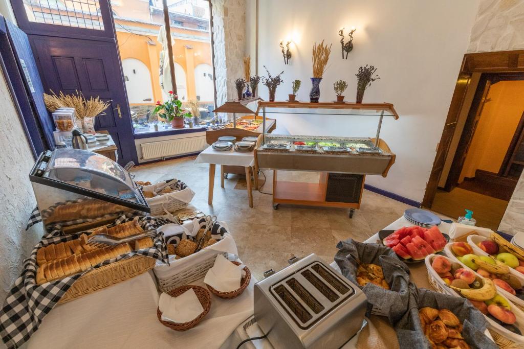 布拉索夫戈特酒店 的一张桌子,上面放着一大堆食物和一架钢琴
