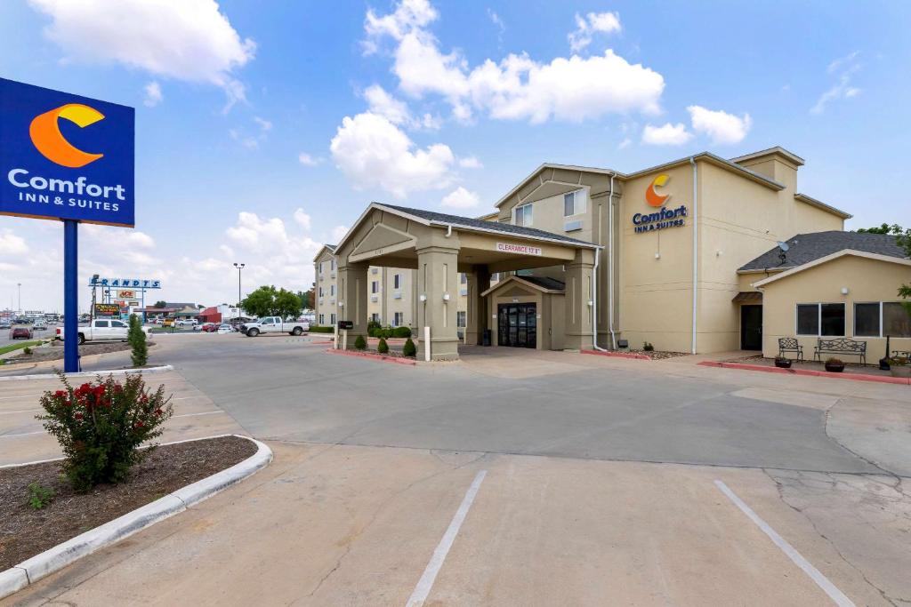 Ponca CityComfort Inn & Suites Ponca City near Marland Mansion的商店大楼的正面景色