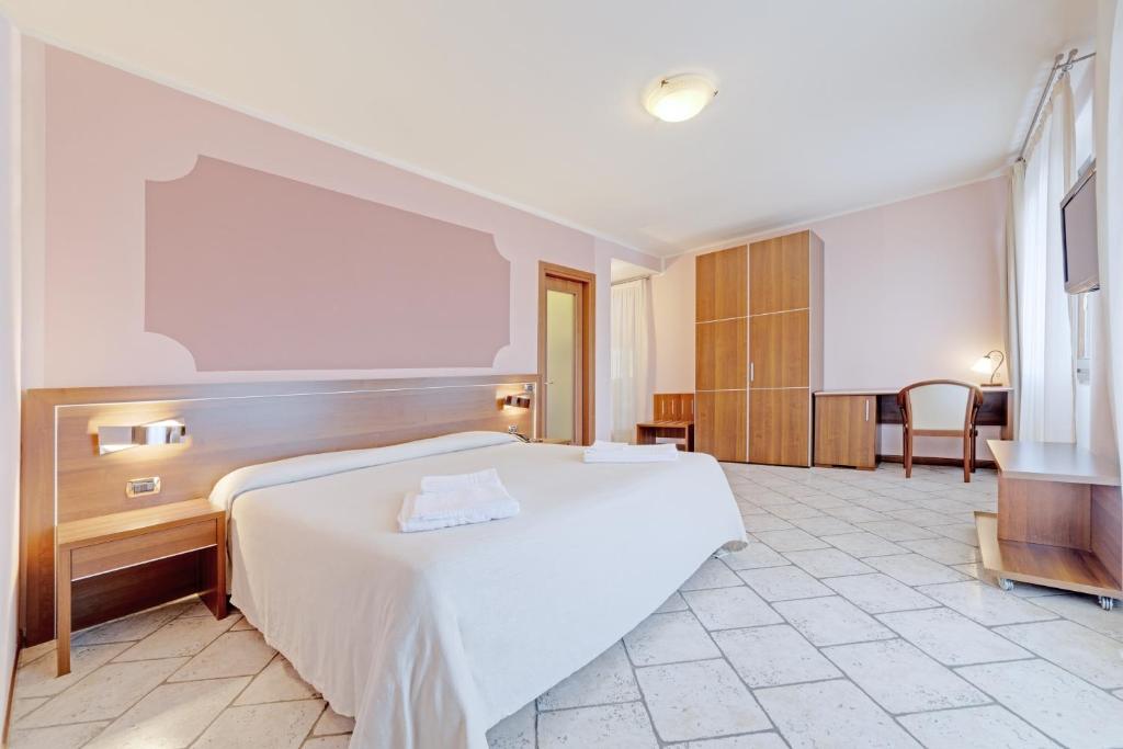 拉韦纳蓬泰特雷萨格罗多巴客酒店的卧室配有一张白色大床