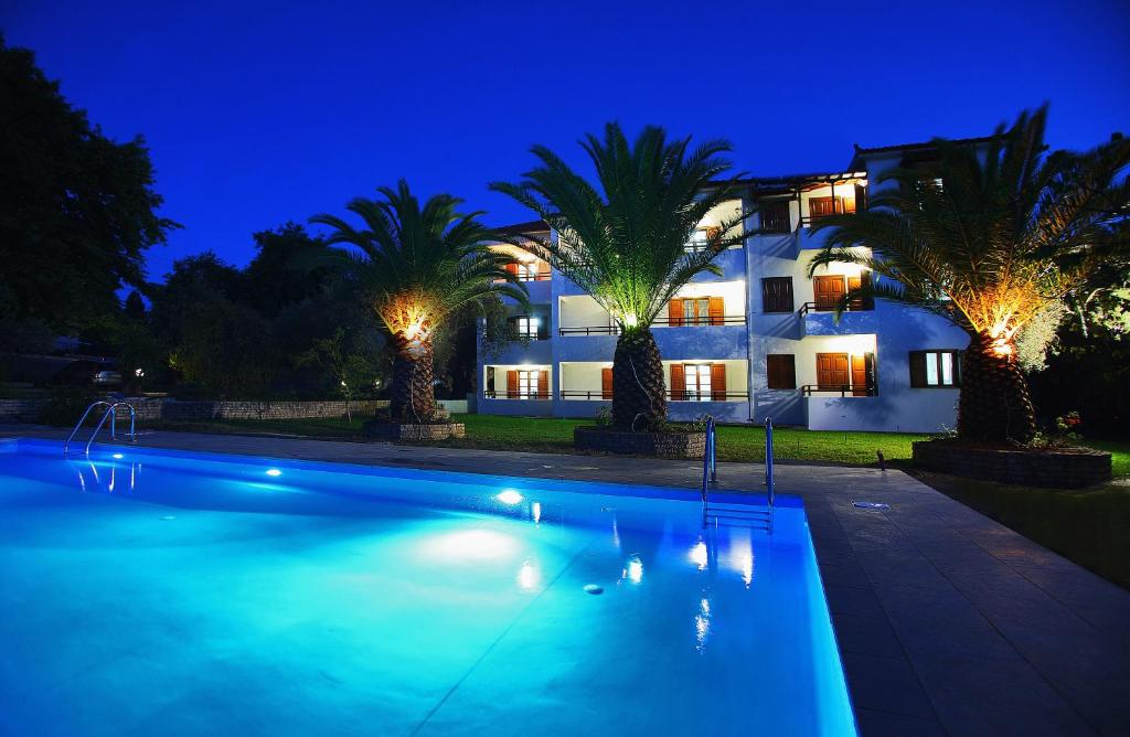 斯科派洛斯Villa Maro的一座晚上设有游泳池的房子