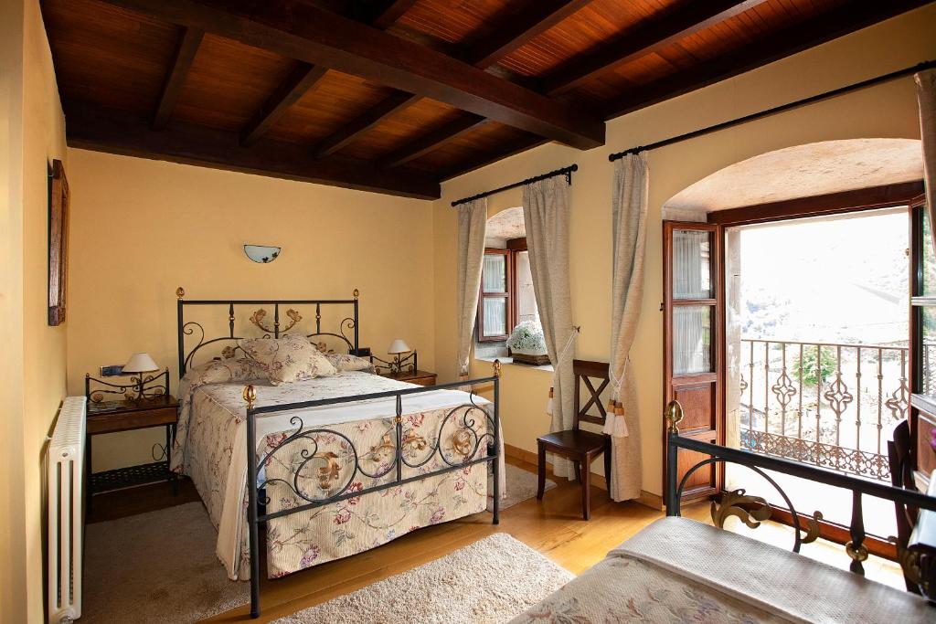 LombrañaLa Casona de Lombraña, en Polaciones (Saja-Nansa)的一间卧室设有一张床和一个大窗户